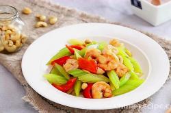 The method of stir frying shrimp with celery