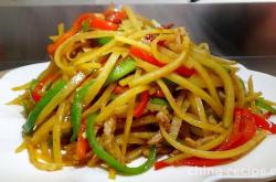 The method of stir frying shredded meat with potatoes