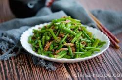 The method of stir frying shredded meat with green beans