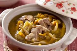 The recipe for stewing vegetable duck with yellow cauliflower