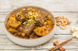 The recipe for lotus root stewed steak