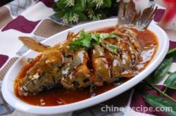 The recipe for stewing red carp