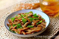 The method of stir frying shredded meat with dried sesame seeds