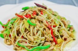 The method of stir frying meat with mung bean sprouts