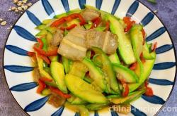 The method of stir frying pork with zucchini