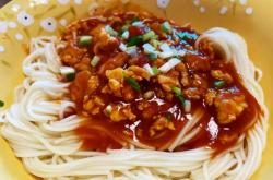 The method of making braised noodles with chive flavored tomatoes and eggs