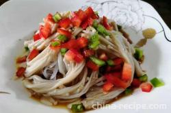 The method of stir frying double peppers with golden needle mushrooms