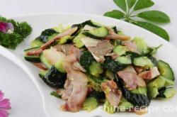 The method of stir frying cucumber with pork head meat