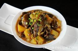 The recipe for stewing eggplant with potatoes