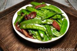 The recipe for stir frying sausages with peas