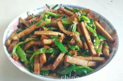 The method of stir frying garlic leaves with fragrant dried meat