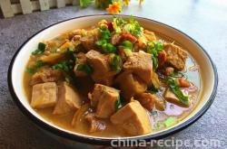 The method of stewing frozen tofu with pork belly