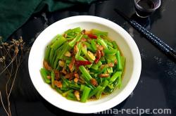 The method of stir frying shredded meat with wild celery