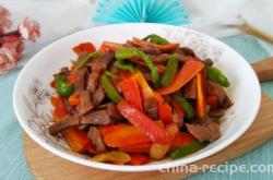 The recipe for stir frying steak with green peppers and carrots