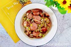 The method of stir frying sausages with bean sprouts