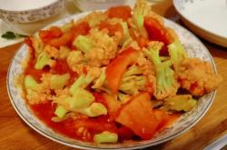 The recipe for stir frying cauliflower with tomatoes