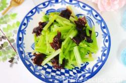 The method of stir frying celery with black fungus