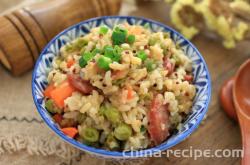 The method of stewing rice with carrot sausage