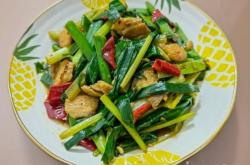 The method of stir frying meat with celery and garlic sprouts