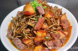 The method of stewing pork belly with dried beans