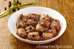 The method of steaming pork ribs with Cantonese style soy sauce