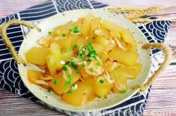 The method of stir frying winter melon with shrimp skin