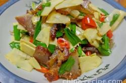 The method of stir frying preserved meat with bamboo shoots