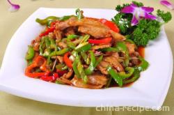 The method of stir frying pork elbow with chili peppers