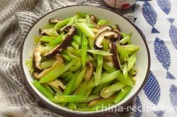 The method of stir frying celery with shiitake mushrooms