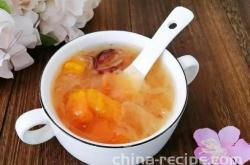 The preparation of papaya, white fungus, and red jujube soup