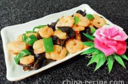 The method of stir frying shrimp with black fungus