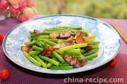 The method of stir frying cured meat with garlic sprouts