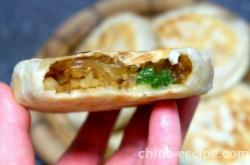 The preparation of cabbage, meat residue, and vermicelli filling