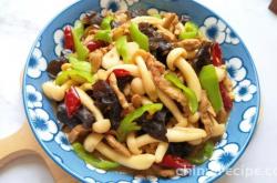 The method of stir frying shredded meat with white jade mushrooms