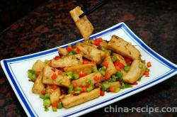 The method of stir frying crispy lotus root with fragrant pickled vegetables