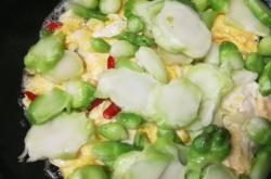 The recipe for stir fried eggs with children's vegetables