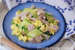 The method of stir frying pork slices with cucumber and eggs