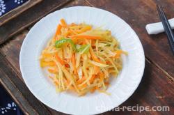 The method of stir frying shredded potatoes with shredded carrots