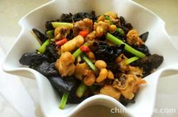 The recipe for stir frying diced chicken with black fungus