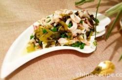 The method of stir frying squid with pickled vegetables