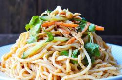 The recipe for Sichuan style chicken shreds cold noodles