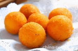 The method of filling sweet potato balls with bean paste