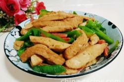 The recipe for stir frying green peppers with vegetarian chicken