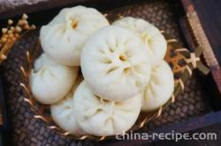 The recipe for pork, lotus root, and steamed buns