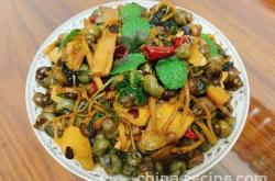 The method of stir frying stone snails with sour bamboo shoots