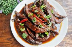 The recipe for braising loach in soy sauce