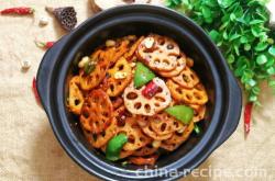 The recipe for spicy dry pot lotus root slices