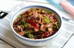 The method of stir frying chicken gizzards with celery