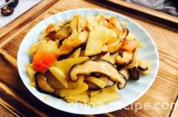 The method of stir frying winter bamboo shoots with shiitake mushrooms