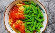 The method of making bean, tomato, and egg braised noodles